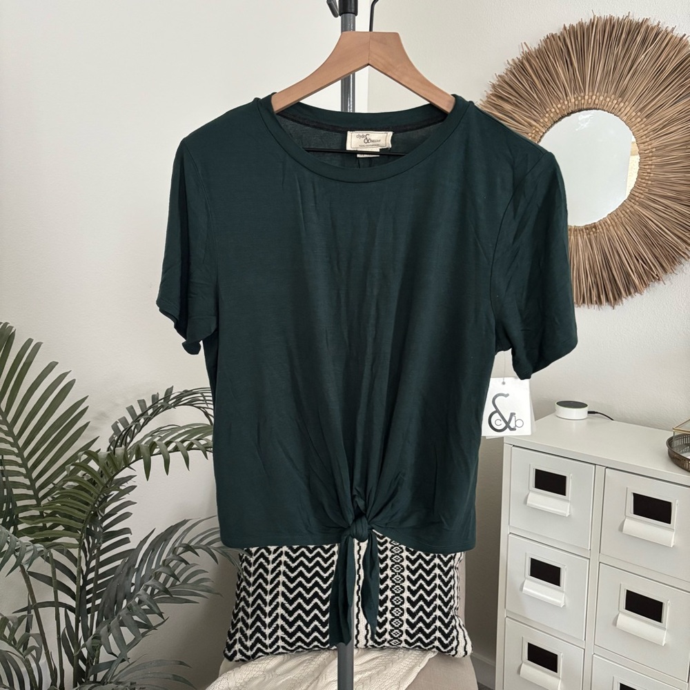 NWT Clyde & Baxter Dark Green Cropped Tie Front Short Sleeve T-Shirt Medium